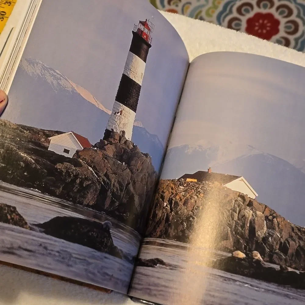 The Ultimate Book of Lighthouses – Illustrated Coastal History - Picture 15 of 16